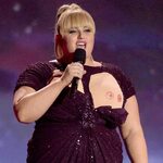 Rebel wilson breasts 🍓 Un periódico australiano niega que ha